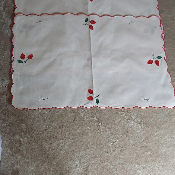 Vintage Placemats  Cream Red Appliques and Embroidered Scalloped Edges - Picture 2 of 11